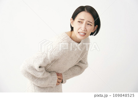 腹痛の中年女性 白背景 腹痛の中年女性 白背景 109848525