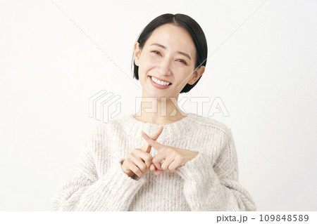 指でばつ印のジェスチャーをする中年女性 白背景 指でばつ印のジェスチャーをする中年女性 白背景 109848589