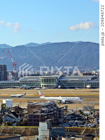 油山をバックに福岡空港ですれ違う旅客機 油山をバックに福岡空港ですれ違う旅客機 109848722