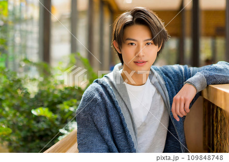 カメラ目線で微笑む若いアジア人男性（AI生成画像） 109848748