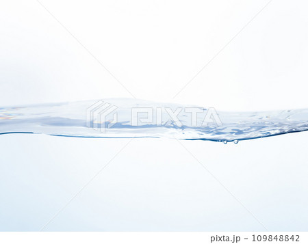 水　流れ　水面　穏やか　 109848842