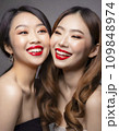 若いアジア人女性二人の笑顔のビューティーイメージ(AI生成) 109848974