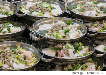 店先に積み上げられたタラ鍋の材料 109849207