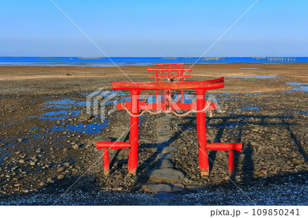 【佐賀県】干潮の大魚神社の海中鳥居 【佐賀県】干潮の大魚神社の海中鳥居 109850241
