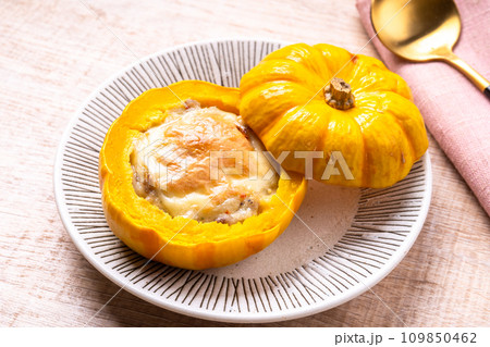 ミニかぼちゃ（プッチィーニ）のグラタン 109850462