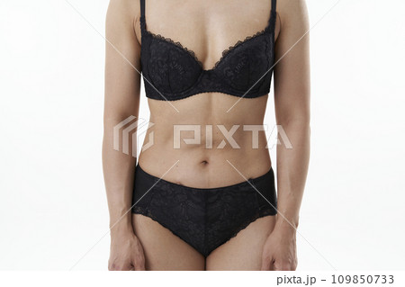下着を着用した女性 109850733