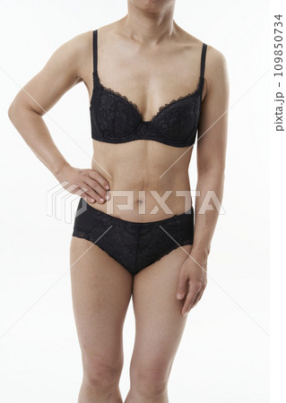 下着を着用した女性 109850734