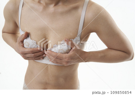 下着を着用した女性 109850854