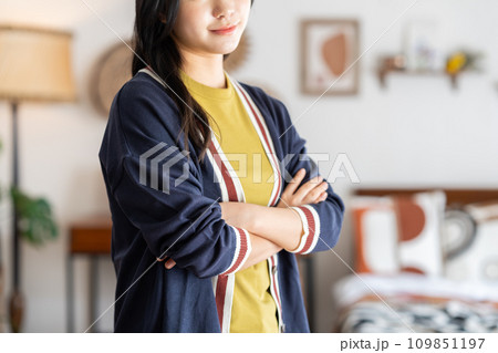 部屋で考える若い女性 109851197