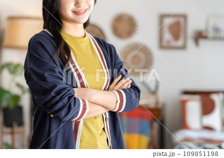 部屋で考える若い女性 部屋で考える若い女性 109851198