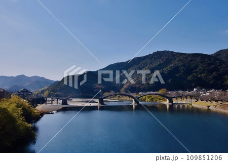 冬晴れの穏やかな日の錦帯橋 冬晴れの穏やかな日の錦帯橋 109851206