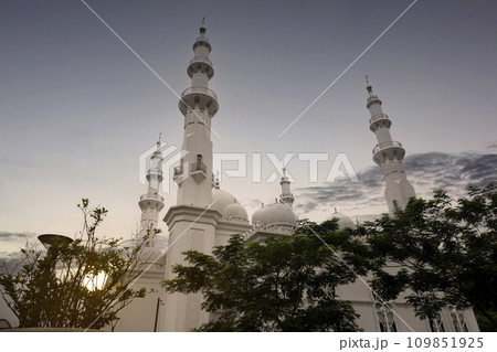 The dome and minaret of the mosque 109851925