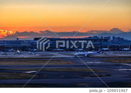 夕焼けに染まる羽田空港　離着陸の航空機 109851987