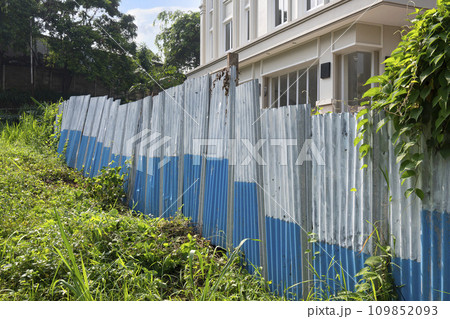 The protective fence on the construction site 109852093