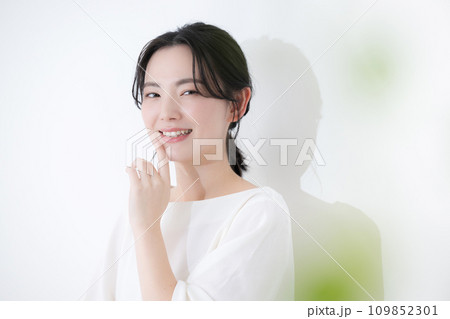 美容に使いやすい若い女性のイメージ 緑の前ボケあり 美容に使いやすい若い女性のイメージ 緑の前ボケあり 109852301