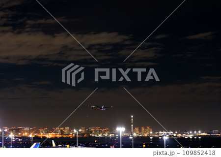 展望テラスから見た夜の羽田空港の風景 展望テラスから見た夜の羽田空港の風景 109852418