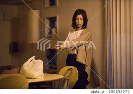 食材をテーブルに置くビジネスウーマン のナイトルーティーン　 109852570