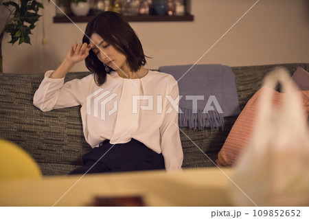 疲れた表情のビジネスウーマン ナイトルーティーン 疲れた表情のビジネスウーマン ナイトルーティーン 109852652