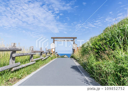 北海道積丹町 初夏の北海道 観光名所として有名な神威岬への入口にある女人禁制の門 北海道積丹町 初夏の北海道 観光名所として有名な神威岬への入口にある女人禁制の門 109852752