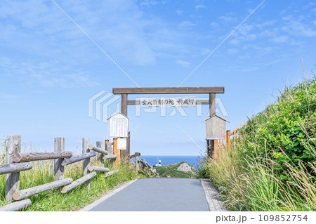 北海道積丹町 夏の北海道 観光名所として有名な神威岬への入口にある女人禁制の門 北海道積丹町 夏の北海道 観光名所として有名な神威岬への入口にある女人禁制の門 109852754