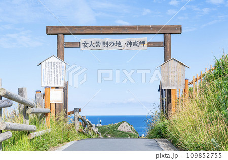 北海道積丹町　夏の北海道　観光名所として有名な神威岬への入口にある女人禁制の門 109852755