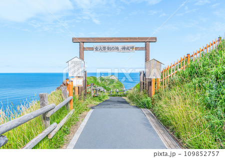 北海道積丹町 夏の北海道 観光名所として有名な神威岬への入口にある女人禁制の門 北海道積丹町 夏の北海道 観光名所として有名な神威岬への入口にある女人禁制の門 109852757