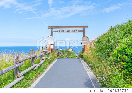 北海道積丹町　夏の北海道　観光名所として有名な神威岬への入口にある女人禁制の門 109852759