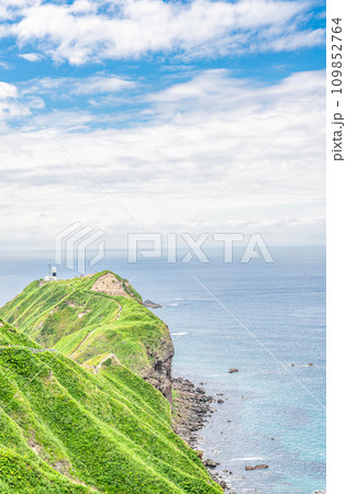 北海道積丹町　有名な観光名所　緑が美しい夏の神威岬 109852764