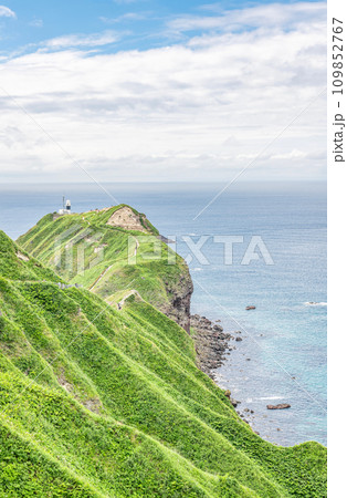 北海道積丹町　有名な観光名所　緑が美しい夏の神威岬 109852767
