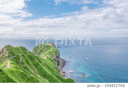 北海道積丹町　有名な観光名所　緑が美しい夏の神威岬 109852768