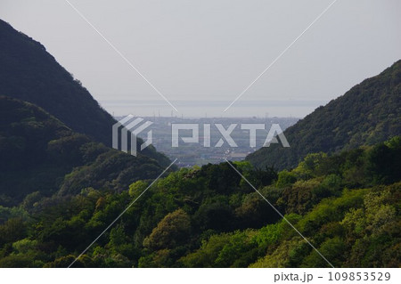 兵庫県淡路島 北富士ダムから三原平野、播磨灘方面を望む 兵庫県淡路島 北富士ダムから三原平野、播磨灘方面を望む 109853529