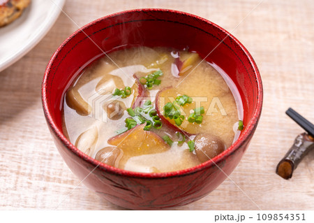 さつま芋としめじの味噌汁 さつま芋としめじの味噌汁 109854351