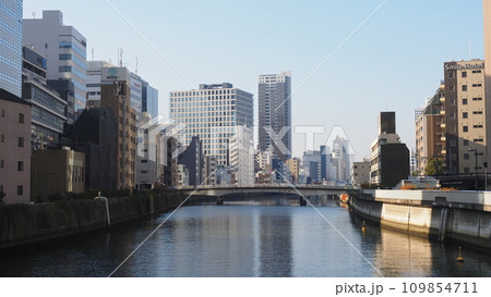 大阪 土佐堀川沿いのビル群 大阪 土佐堀川沿いのビル群 109854711