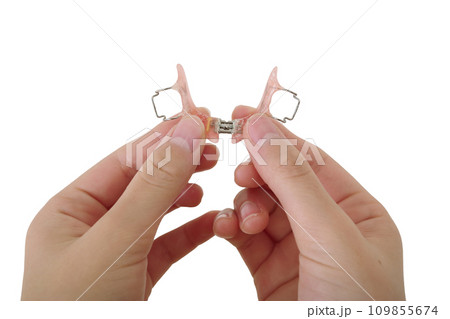 矯正器具を持つ子供の手 109855674