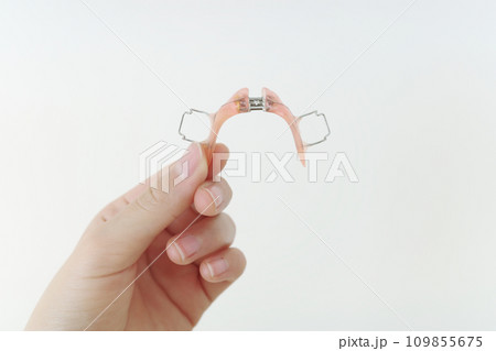 矯正器具を持つ子供の手 109855675