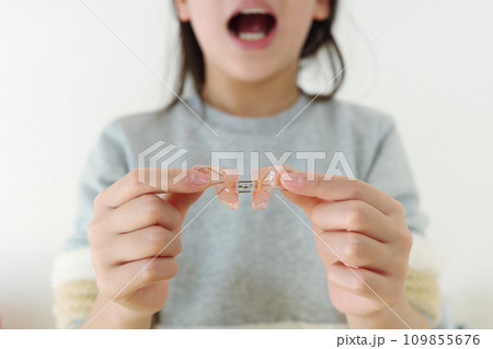 矯正器具を持つ子供 109855676