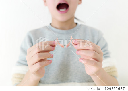 矯正器具を持つ子供 矯正器具を持つ子供 109855677