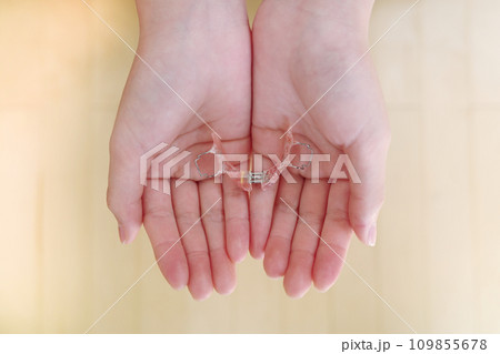 矯正器具を持つ子供の手 矯正器具を持つ子供の手 109855678