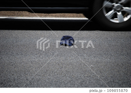 道に落ちた帽子 109855870