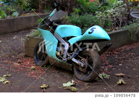 放置されたオートバイ 放置されたオートバイ 109856478