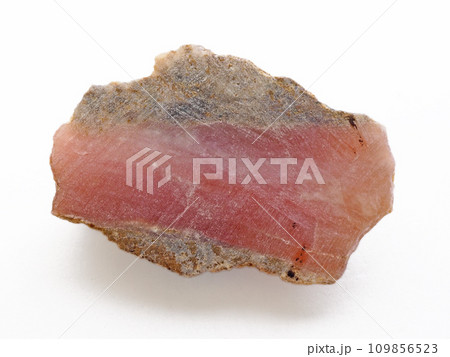 ピンクオパールの原石（蛋白石） 109856523