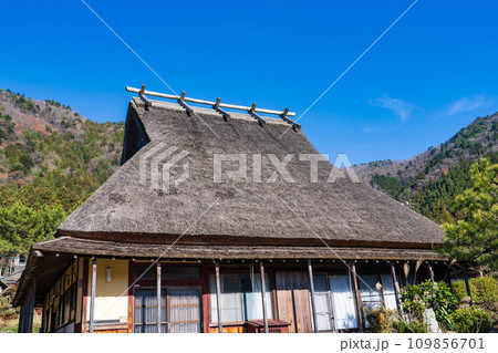 晩秋の青空に映える美山の茅葺民家 京都府南丹市 晩秋の青空に映える美山の茅葺民家 京都府南丹市 109856701