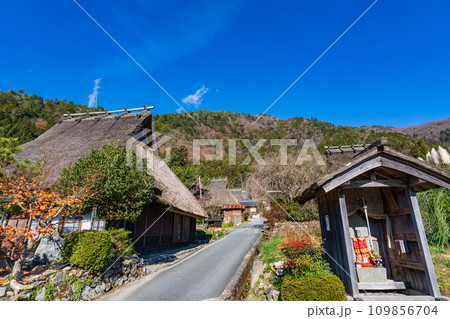 晩秋の青空に映える美山の茅葺民家 京都府南丹市 晩秋の青空に映える美山の茅葺民家 京都府南丹市 109856704