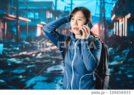 災害が発生し避難をする女性 109856933