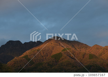 麓白州から見る朝日が照らす日向山。左奥は鞍掛山 麓白州から見る朝日が照らす日向山。左奥は鞍掛山 109857167