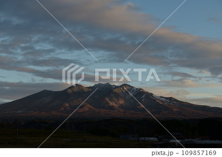 朝日に照らされた八ケ岳 朝日に照らされた八ケ岳 109857169
