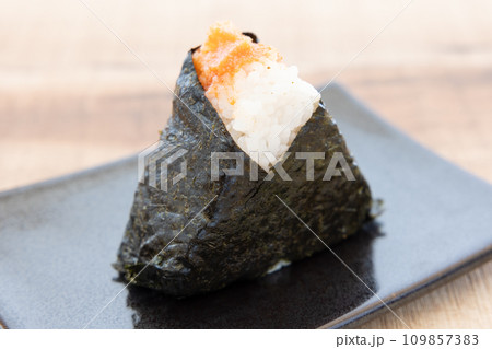 美味しい明太子おにぎり 109857383