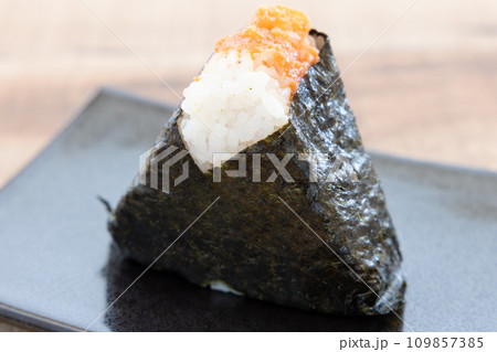 美味しい明太子おにぎり 美味しい明太子おにぎり 109857385
