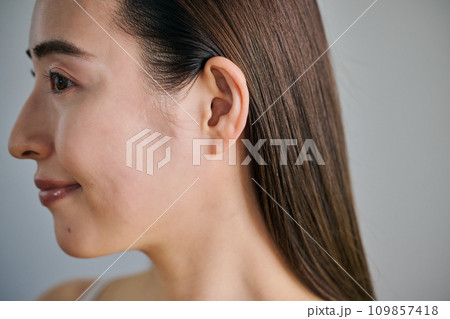 30代女性の耳 109857418
