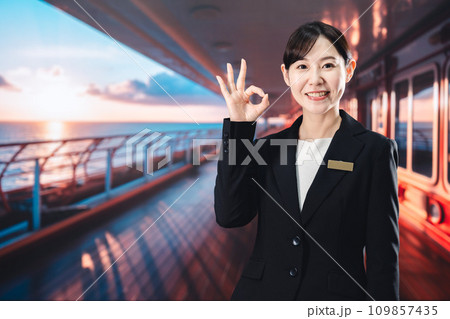クルーズ船で船員を務める女性 クルーズ船で船員を務める女性 109857435